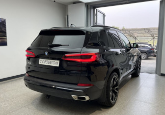 Подержанный автомобиль BMW X5 2019 года (5 фото)