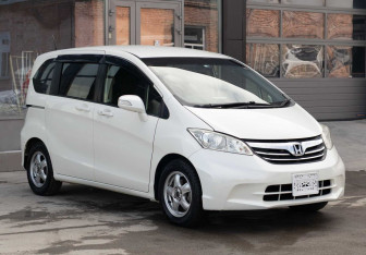 Подержанный автомобиль Honda Freed 2012 года (3 фото)