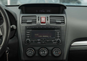 Подержанный автомобиль Subaru XV 2012 года (13 фото)