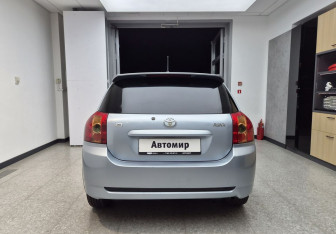 Подержанный автомобиль Toyota Corolla Hatchback 2005 года (5 фото)