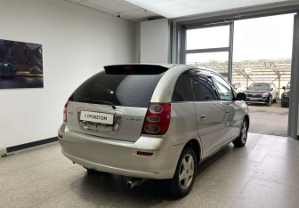 Подержанный автомобиль Toyota Nadia 1998 года (5 фото)