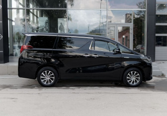 Подержанный автомобиль Toyota Alphard 2018 года (4 фото)