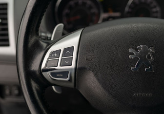 Подержанный автомобиль Peugeot 4007 2012 года (12 фото)