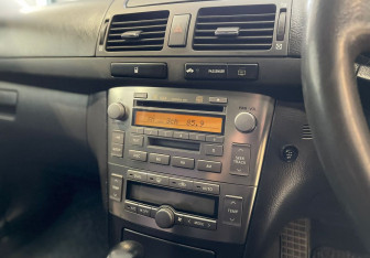 Подержанный автомобиль Toyota Avensis Sedan 2003 года (14 фото)