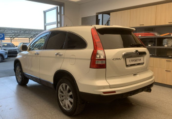 Подержанный автомобиль Honda CR-V 2011 года (6 фото)