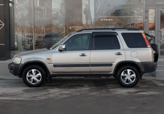 Подержанный автомобиль Honda CR-V 2000 года (8 фото)