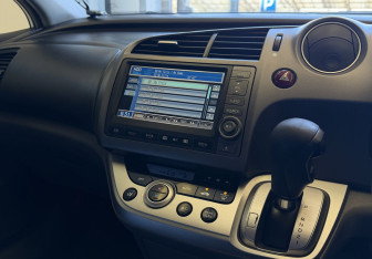 Подержанный автомобиль Honda Stream 2011 года (11 фото)