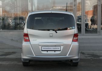 Подержанный автомобиль Honda Freed 2010 года (6 фото)