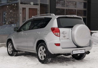Подержанный автомобиль Toyota RAV4 2008 года (7 фото)
