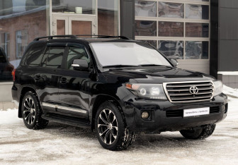 Подержанный автомобиль Toyota Land Cruiser Suv 2012 года (3 фото)