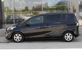 Подержанный автомобиль Toyota Sienta 2019 года (8 фото)
