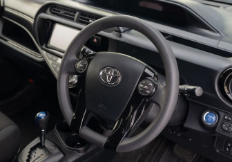 Подержанный автомобиль Toyota Aqua 2016 года (11 фото)