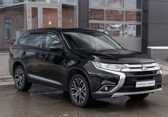 Подержанный автомобиль Mitsubishi Outlander 2015 года (3 фото)