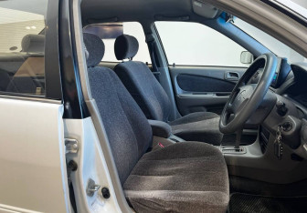 Подержанный автомобиль Toyota Sprinter Sedan 1998 года (8 фото)