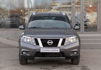 Подержанный автомобиль Nissan Terrano 2016 года (2 фото)