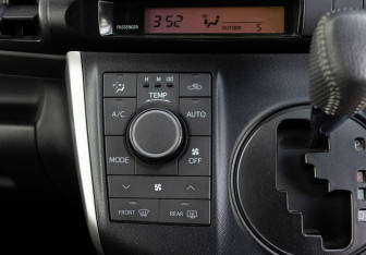 Подержанный автомобиль Toyota Wish Minivan 2011 года (16 фото)