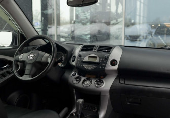 Подержанный автомобиль Toyota RAV4 2008 года (10 фото)