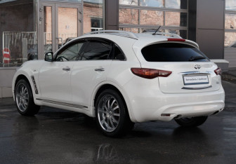 Подержанный автомобиль Infiniti FX 2008 года (7 фото)