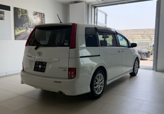 Подержанный автомобиль Toyota ISis 2010 года (4 фото)