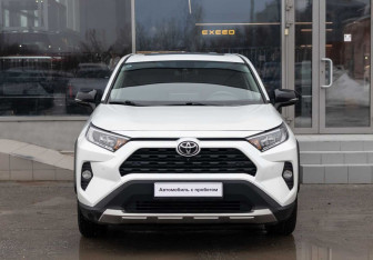 Подержанный автомобиль Toyota RAV4 2023 года (2 фото)