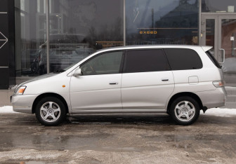 Подержанный автомобиль Toyota Gaia 2001 года (8 фото)