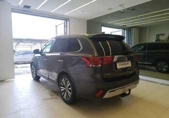 Подержанный автомобиль Mitsubishi Outlander 2019 года (6 фото)