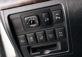 Подержанный автомобиль Toyota Land Cruiser Suv 2013 года (18 фото)