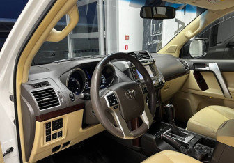 Подержанный автомобиль Toyota Land Cruiser Prado 2016 года (11 фото)