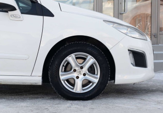 Подержанный автомобиль Peugeot 308 Hatchback 2011 года (9 фото)