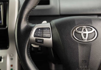 Подержанный автомобиль Toyota Voxy Minivan 2011 года (12 фото)