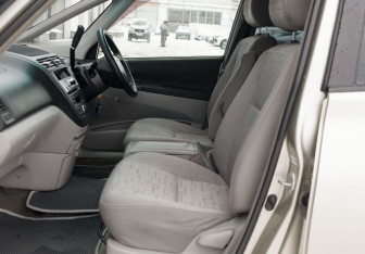 Подержанный автомобиль Toyota Opa 2001 года (17 фото)