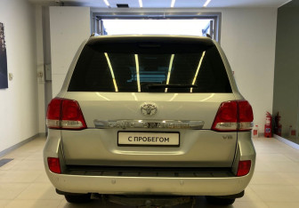 Подержанный автомобиль Toyota Land Cruiser Suv 2010 года (5 фото)