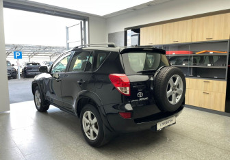Подержанный автомобиль Toyota RAV4 2008 года (7 фото)