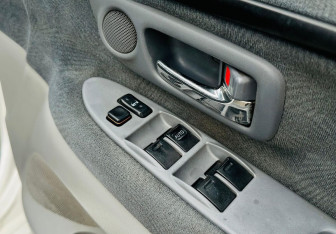 Подержанный автомобиль Toyota Nadia 2001 года (15 фото)