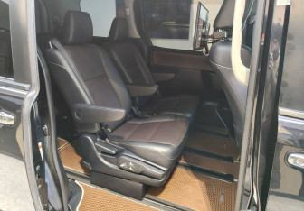 Подержанный автомобиль Toyota Esquire 2016 года (10 фото)