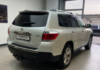 Подержанный автомобиль Toyota Highlander 2011 года (5 фото)