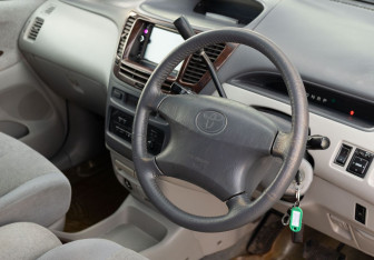 Подержанный автомобиль Toyota Nadia 1999 года (11 фото)