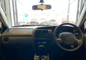 Подержанный автомобиль Suzuki Escudo 2000 года (11 фото)