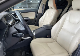 Подержанный автомобиль Volvo S60 2015 года (10 фото)