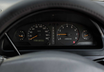 Подержанный автомобиль Toyota Ipsum 1997 года (12 фото)