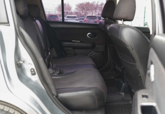 Подержанный автомобиль Nissan Tiida Hatchback 2013 года (18 фото)