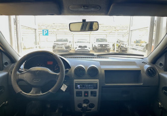 Подержанный автомобиль Renault Logan Sedan 2006 года (8 фото)