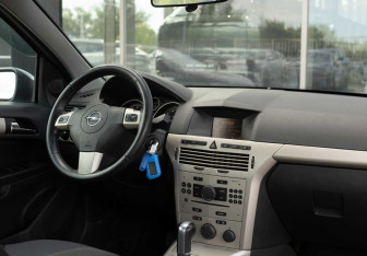 Подержанный автомобиль Opel Astra Sedan 2008 года (10 фото)