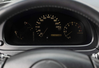 Подержанный автомобиль Lexus RX 2001 года (12 фото)