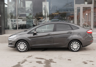 Подержанный автомобиль Ford Fiesta Sedan 2017 года (8 фото)