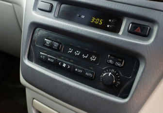 Подержанный автомобиль Toyota Nadia 1999 года (16 фото)