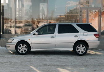 Подержанный автомобиль Toyota Vista Wagon 2003 года (8 фото)