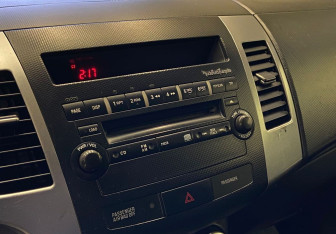 Подержанный автомобиль Mitsubishi Outlander 2007 года (10 фото)