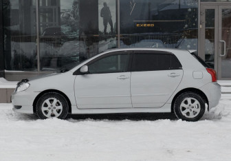 Подержанный автомобиль Toyota Corolla Hatchback 2001 года (8 фото)