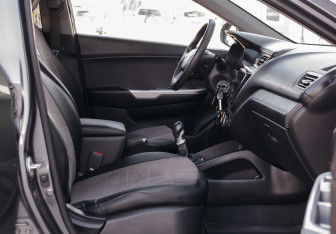 Подержанный автомобиль Kia Rio Hatchback 2013 года (17 фото)